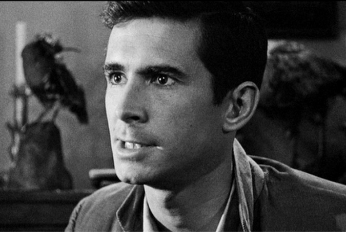 Imagem da personagem Norman bates em que retrata bem seu olhar e gestual agressivo.